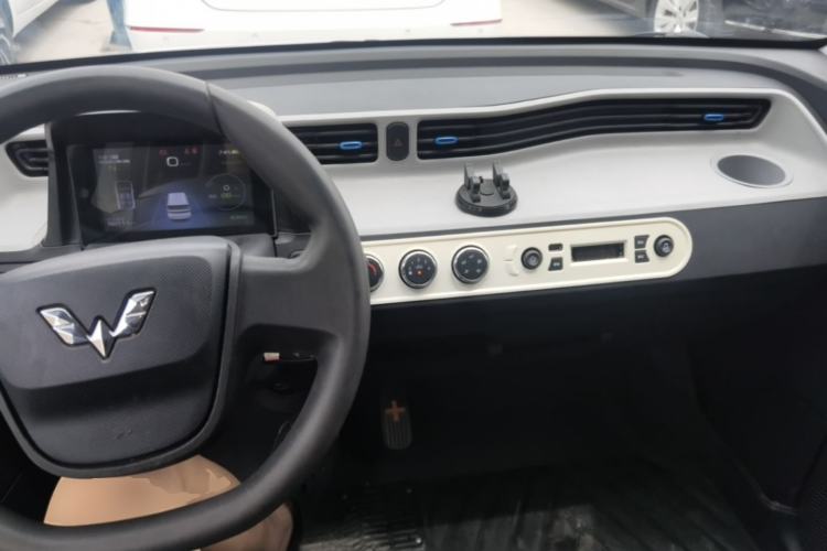 Used Wuling Hongguang MINIEV 2021 Macaron Fashion Model Lithium Iron Phosphate Center Console
