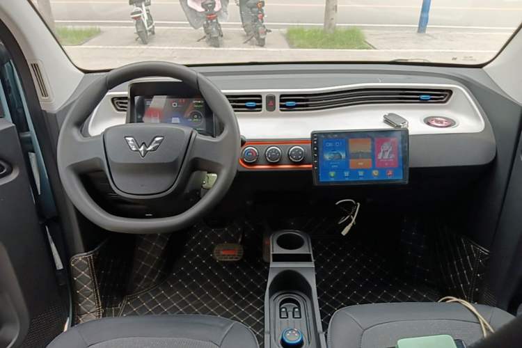 Used Wuling Hongguang MINIEV 2021 Macaron Fashion Model Lithium Iron Phosphate Center Console