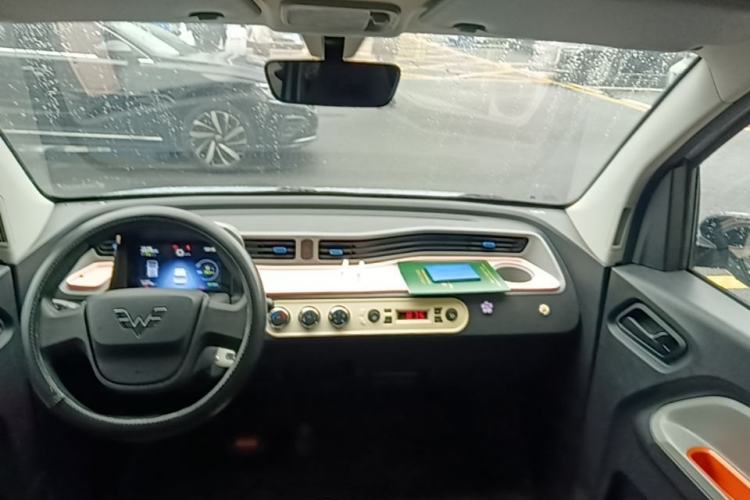Used Wuling Hongguang MINIEV 2021 Macaron Sandwich Model 120 km Lithium Iron Phosphate Center Console