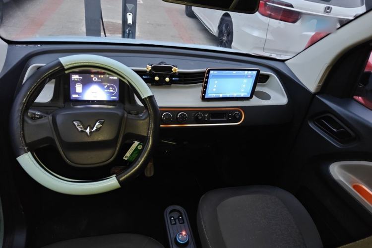 Used Wuling Hongguang MINIEV 2021 Macaron Sandwich Model 170 km Lithium Ternary Center Console