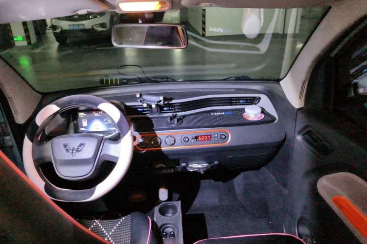 Used Wuling Hongguang MINIEV 2021 Macaron Premium Model – Lithium Iron Phosphate Center Console