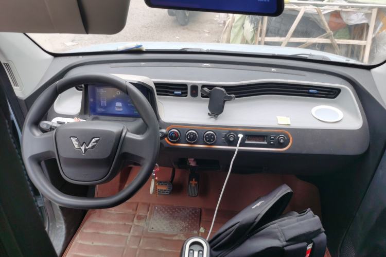 Used Wuling Hongguang MINIEV 2021 Macaron Fashion Model Lithium Iron Phosphate Center Console