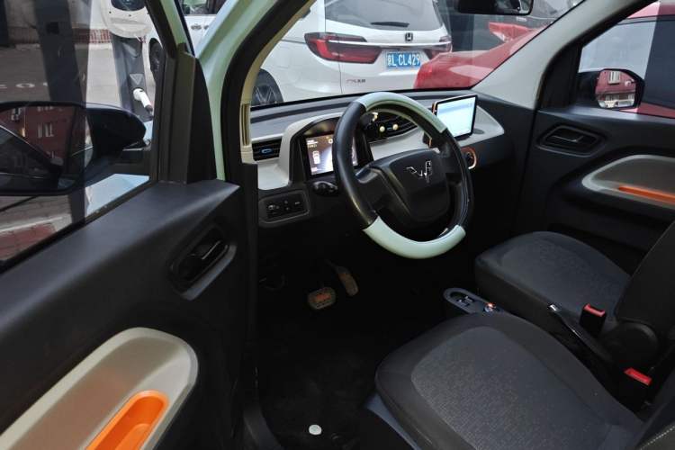 Used Wuling Hongguang MINIEV 2021 Macaron Sandwich Model 170 km Lithium Ternary Driver Seat