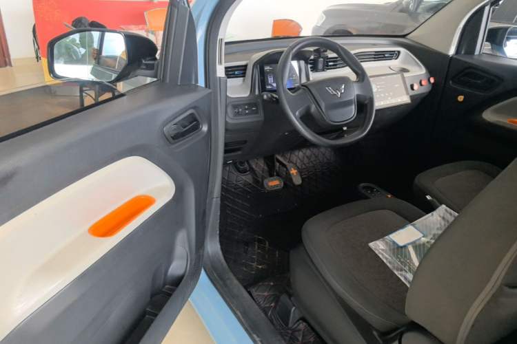 Used Wuling Hongguang MINIEV 2021 Macaron Fashion Model Lithium Iron Phosphate Driver Seat