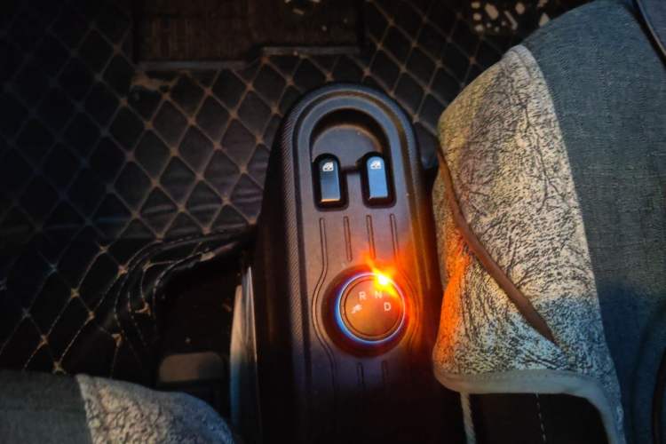 Used Wuling Hongguang MINIEV 2021 Macaron Fashion Model Lithium Iron Phosphate Gear Lever