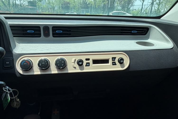 Used Wuling Hongguang MINIEV 2021 Macaron Fashion Model Lithium Iron Phosphate Interior 3