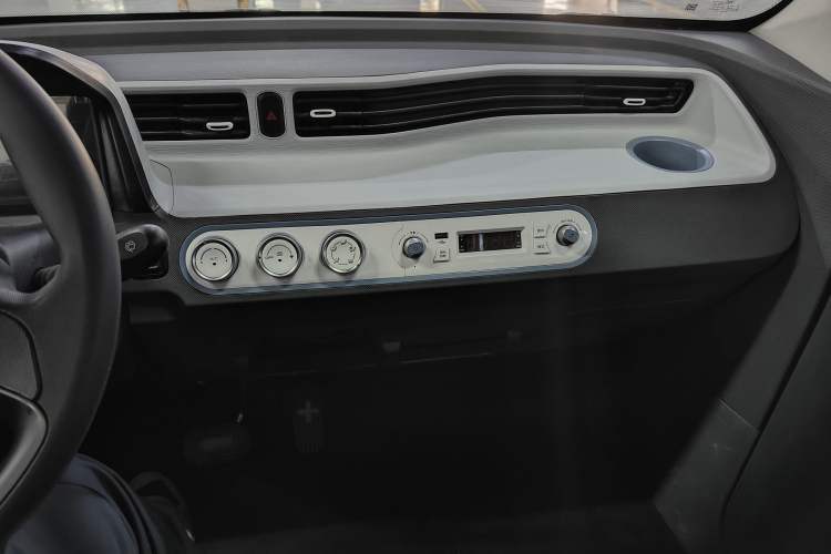 Used Wuling Hongguang MINIEV 2021 Macaron Fashion Model Lithium Iron Phosphate Interior 3