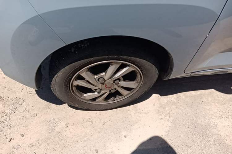 Used Wuling Hongguang MINIEV 2021 Macaron Fashion Model Lithium Iron Phosphate Left Front Wheel Hub
