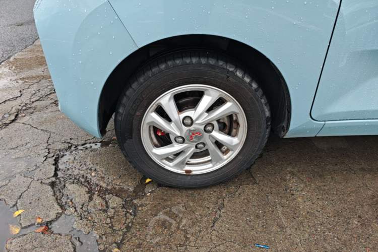 Used Wuling Hongguang MINIEV 2021 Macaron Fashion Edition Lithium-Ion Battery Left Front Wheel Hub