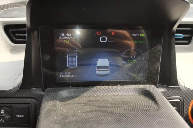Used Wuling Hongguang MINIEV 2021 Macaron Premium Model – Lithium Iron Phosphate Odometer Close Up