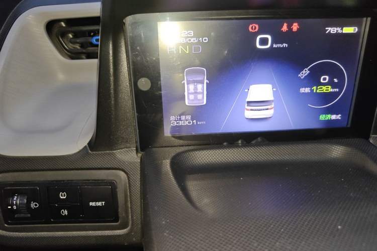 Used Wuling Hongguang MINIEV 2021 Macaron Sandwich Model 170 km Lithium Ternary Odometer Close Up