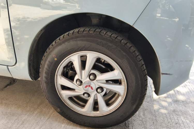 Used Wuling Hongguang MINIEV 2021 Macaron Fashion Edition Lithium-Ion Battery Right Front Wheel Hub