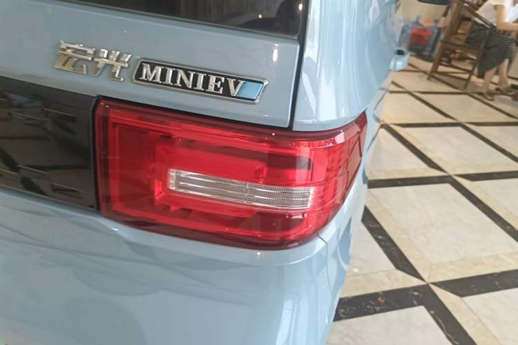 Used Wuling Hongguang MINIEV 2021 Macaron Fashion Edition Lithium-Ion Battery Right Rear Taillight