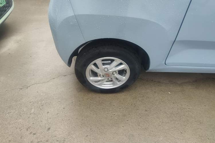 Used Wuling Hongguang MINIEV 2021 Macaron Fashion Model Lithium Iron Phosphate Right Rear Wheel Hub