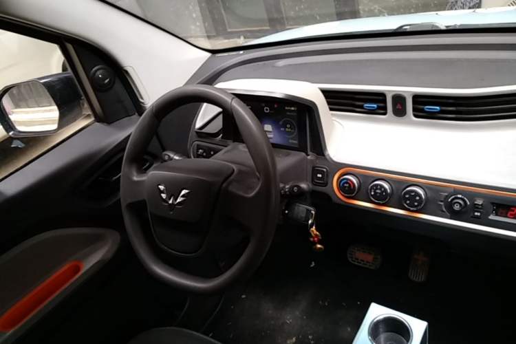 Used Wuling Hongguang MINIEV 2021 Macaron Fashion Model Lithium Iron Phosphate Steering Wheel