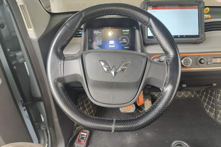 Used Wuling Hongguang MINIEV 2021 Macaron Fashion Model Lithium Iron Phosphate Steering Wheel