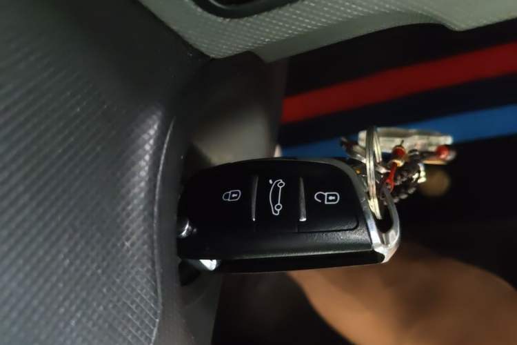Used Wuling Hongguang MINIEV 2021 Macaron Premium Model – Lithium Iron Phosphate Vehicle Key