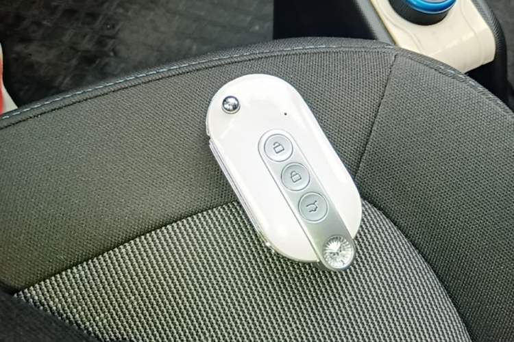 Used Wuling Hongguang MINIEV 2021 Macaron Sandwich Model 120 km Lithium Iron Phosphate Vehicle Key