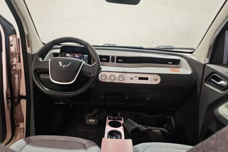 Used Wuling Hongguang MINIEV 2021 Macaron Fashion Model Lithium Iron Phosphate Center Console