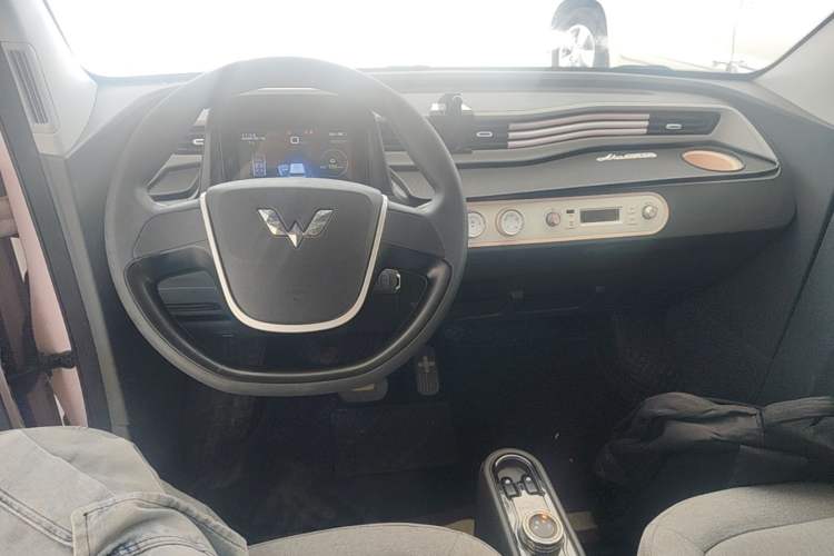 Used Wuling Hongguang MINIEV 2021 Macaron Fashion Model Lithium Iron Phosphate Center Console