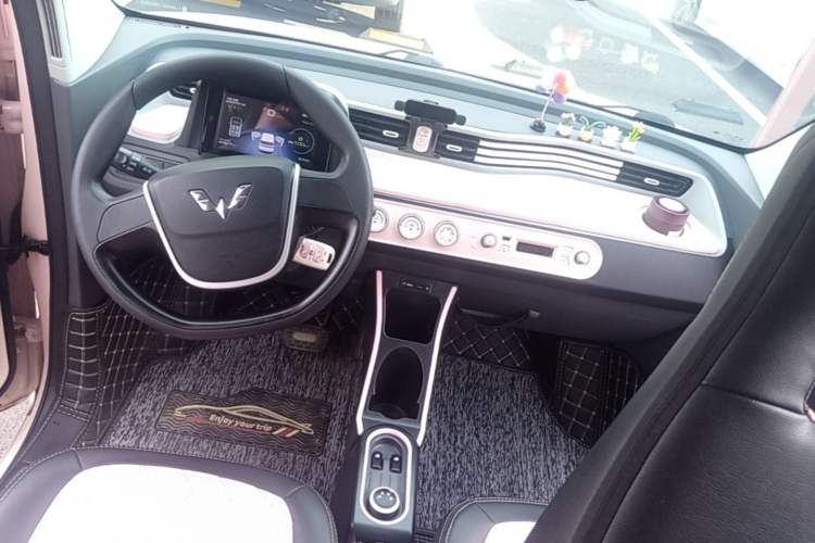 Used Wuling Hongguang MINIEV 2021 Macaron Premium Model – Lithium Iron Phosphate Center Console