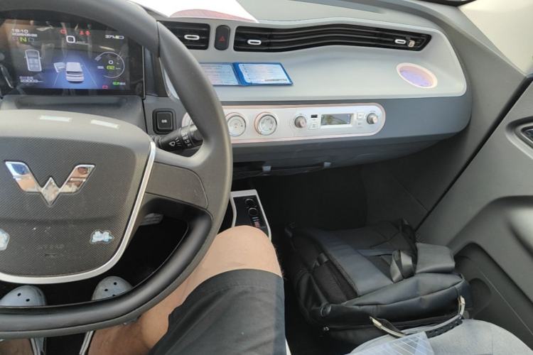Used Wuling Hongguang MINIEV 2021 Macaron Sandwich Model 170 km Lithium Ternary Center Console
