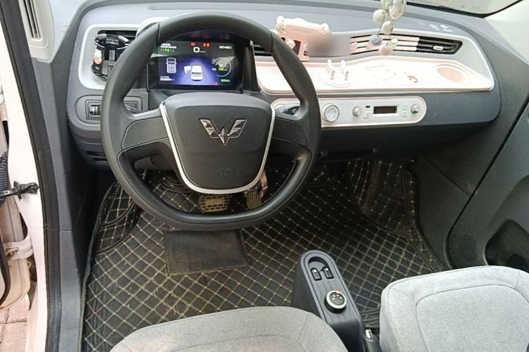 Used Wuling Hongguang MINIEV 2021 Macaron Fashion Model Lithium Iron Phosphate Center Console