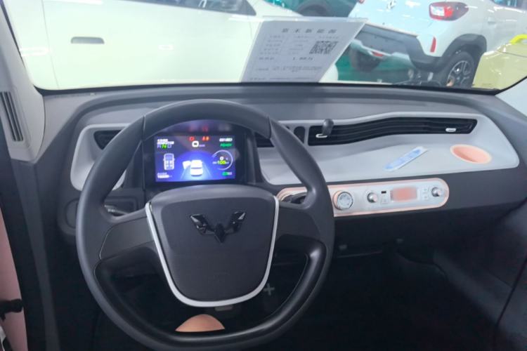 Used Wuling Hongguang MINIEV 2021 Macaron Sandwich Model 170 km Lithium Ternary Center Console