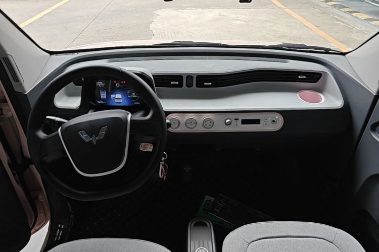 Used Wuling Hongguang MINIEV 2021 Macaron Sandwich Model 170 km Lithium Iron Phosphate Center Console