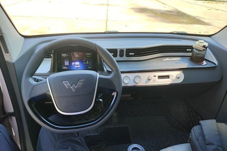 Used Wuling Hongguang MINIEV 2021 Macaron Sandwich Model 170 km Lithium Ternary Center Console