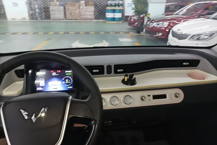 Used Wuling Hongguang MINIEV 2021 Macaron Sandwich Model 120 km Lithium NMC Center Console