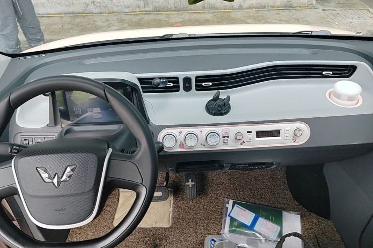 Used Wuling Hongguang MINIEV 2021 Macaron Fashion Model Lithium Iron Phosphate Center Console