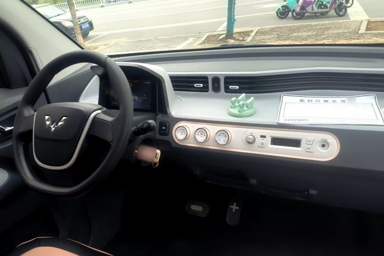 Used Wuling Hongguang MINIEV 2021 Macaron Sandwich Model 170 km Lithium Iron Phosphate Center Console