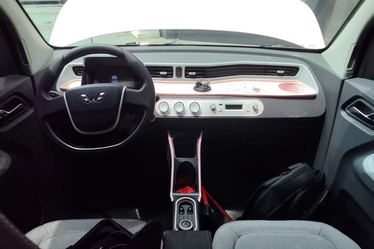 Used Wuling Hongguang MINIEV 2021 Macaron Fashion Model Lithium Iron Phosphate Center Console