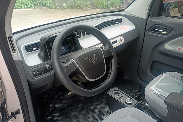 Used Wuling Hongguang MINIEV 2021 Macaron Premium Model – Lithium Iron Phosphate Center Console