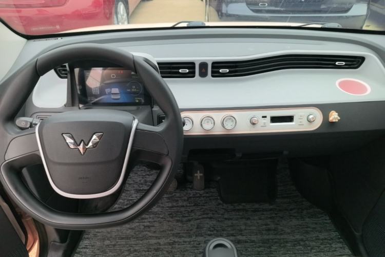 Used Wuling Hongguang MINIEV 2021 Macaron Fashion Model Lithium Iron Phosphate Center Console