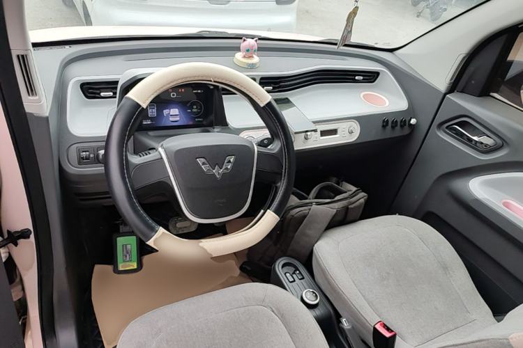 Used Wuling Hongguang MINIEV 2021 Macaron Fashion Model Lithium Iron Phosphate Center Console