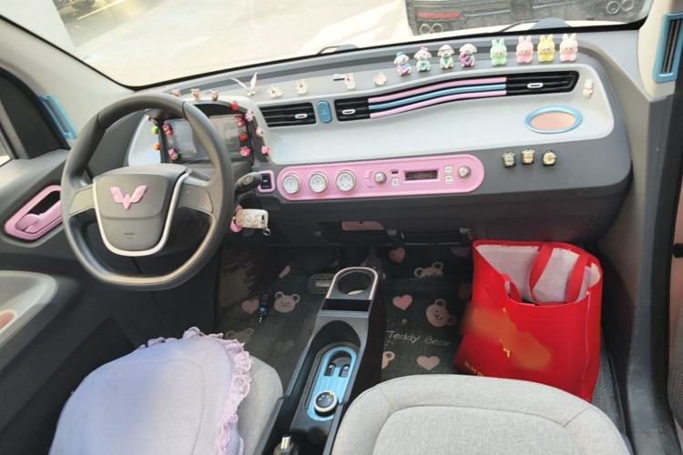 Used Wuling Hongguang MINIEV 2021 Macaron Sandwich Model 170 km Lithium Ternary Center Console