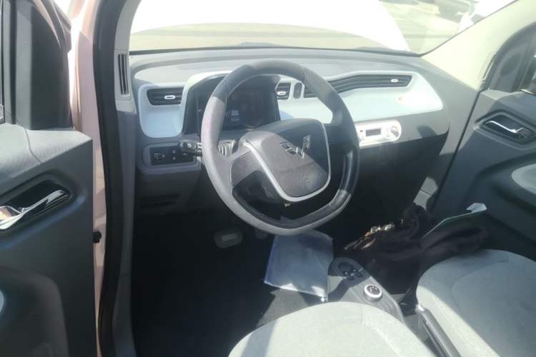 Used Wuling Hongguang MINIEV 2021 Macaron Fashion Model Lithium Iron Phosphate Center Console