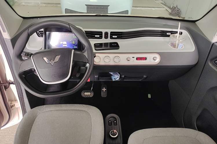 Used Wuling Hongguang MINIEV 2021 Macaron Fashion Edition Lithium-Ion Battery Center Console