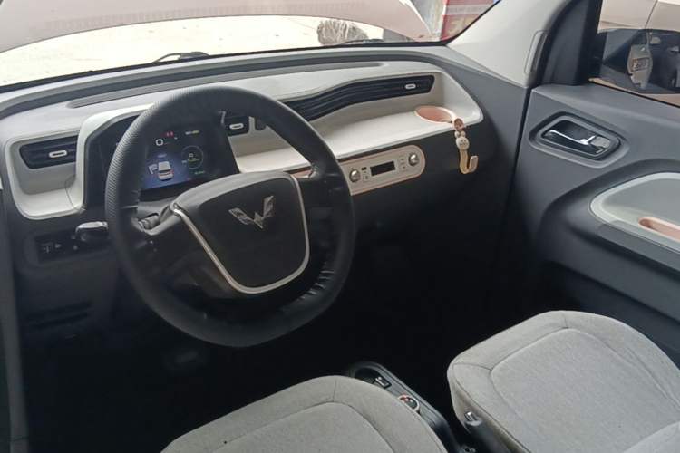 Used Wuling Hongguang MINIEV 2021 Macaron Fashion Model Lithium Iron Phosphate Center Console