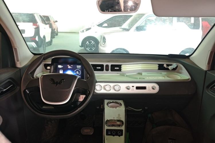 Used Wuling Hongguang MINIEV 2021 Macaron Fashion Model Lithium Iron Phosphate Center Console