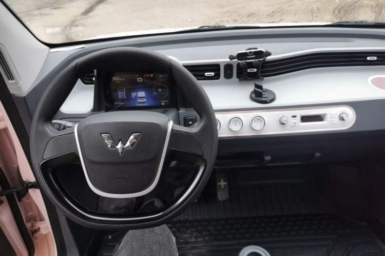 Used Wuling Hongguang MINIEV 2021 Macaron Sandwich Model 170 km Lithium Iron Phosphate Center Console