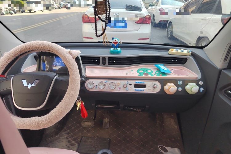 Used Wuling Hongguang MINIEV 2021 Macaron Fashion Model Lithium Iron Phosphate Center Console