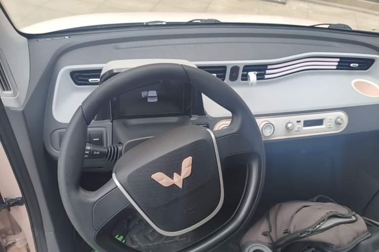 Used Wuling Hongguang MINIEV 2021 Macaron Fashion Model Lithium Iron Phosphate Center Console