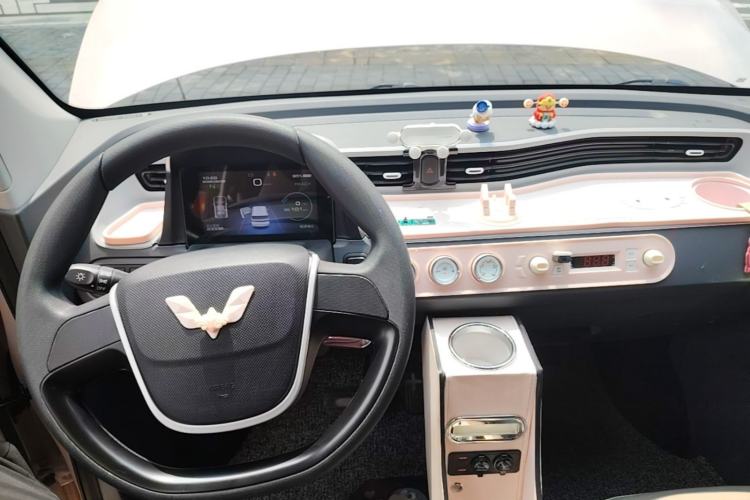 Used Wuling Hongguang MINIEV 2021 Macaron Sandwich Model 170 km Lithium Iron Phosphate Center Console
