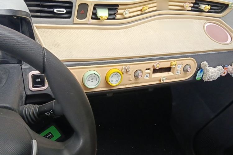 Used Wuling Hongguang MINIEV 2021 Macaron Sandwich Model 120 km Lithium Iron Phosphate Center Console