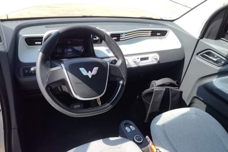 Used Wuling Hongguang MINIEV 2021 Macaron Fashion Model Lithium Iron Phosphate Center Console