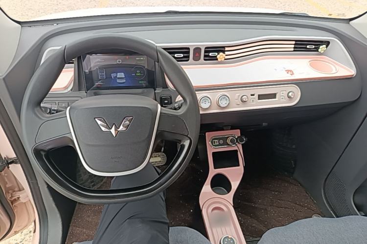 Used Wuling Hongguang MINIEV 2021 Macaron Fashion Model Lithium Iron Phosphate Center Console