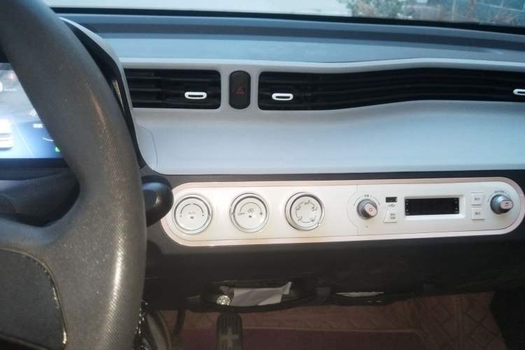 Used Wuling Hongguang MINIEV 2021 Macaron Premium Model – Lithium Iron Phosphate Audio And AC Panel
